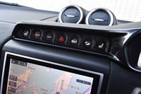 走行モードの選択やエキゾーストサウンドの切り替えなどは、ダッシュボード上段に並べられた押しボタン式のスイッチで操作する。