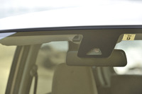 衝突回避支援システムが従来の「スマートアシスト」から「スマートアシストII」に進化し、単眼カメラ（写真）が新たに搭載された。