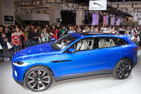 ジャガーはクロスオーバーコンセプト「C-X17」を披露し、新分野への参入に意欲を見せた。