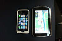 「iPhone4」と大きさを比べてみる。ボディが少し大きめなのは高齢者でも見やすいようにと5型のモニターにこだわったからとは開発者の弁。重量は249g。ちょっとズシリと感じるが、旅行雑誌1冊でも約350gあるのだから、それが100冊分収まっていると考えれば、決して重くはないだろう。
