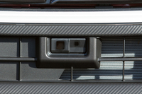 フロントバンパーに装着された予防安全装備「スマートアシスト」のセンサー。自動緊急ブレーキや前方誤発進抑制制御機能に加え、軽自動車では初となる後方誤発進抑制制御機能が新たに採用された。