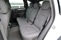 4：2：4の分割可倒式リアシートは、前後に160mmのスライドが可能。バックレストの角度は3段階に調節できる。「カイエンターボ」にはシートヒーター（センターシートは除く）が標準で装備される。
