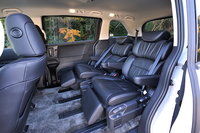 2列目の「プレミアムクレードルシート」。3列目を床下に収納すると、最大で740mmスライドさせることが可能。なお、4WD車はプロペラシャフトの取り回しの関係で、2列目の独立シートは選択できず、8人乗りのみとなる。