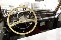 インテリアもご覧のとおり極上で、ウッドパネルにもヒビや割れは一切見当たらない。当時はメルセデスでも珍しかった3速AT仕様である。