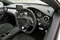 「CLA180シューティングブレーク スポーツ」のインテリア。ブラックの内装色に、ブラッシュドアルミニウムの装飾パネルが組み合わされている。