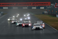 GT500クラスのスタートシーン。水煙が立ちのぼる中、各車1コーナーへと向かう。
    