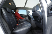 大型サンルーフは「フォード・クーガ タイタニアム」自慢の装備。前席の背面には、ピクニックテーブルも。