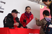 この日は、「トヨタ・セリカTCT」を駆り1980年代に活躍したラリードライバー ビョルン・ワルデガルド氏（写真左）が来場。デモランやサイン会を精力的にこなした。
    