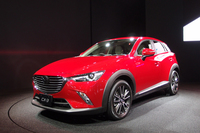 2014年11月のロサンゼルスショーで世界初公開された「マツダCX-3」。日本では今回のオートサロンが初公開となる。
    