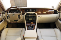 XJ6にも使われている、ウォルナット使いの内装
    
    