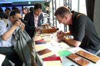 コーチラインの作業を実演してみせる、ペインティング担当のマーク・コート氏。筆にはリスの毛を使用しているのだとか。
    