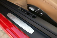 グラスハッチを開くボタンは前後のフードを開くふたつのボタンの間に配置される。いっぽうルーフを操作するボタンはサイドブレーキレバーの後ろに設けられる。
