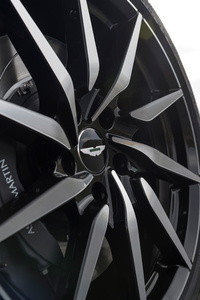 英アストン、V12ターボ搭載のDB11を発表【ジュネーブショー2016】の画像