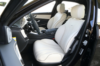 「S63 AMG」では、シート表皮だけでなく、前席および後席センターアームレスト、ダッシュボード上部、ドアトリム、シートバックポケットなどもナッパレザーとなる「フルレザー仕様」が標準。