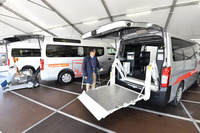 「NV350キャラバン」をベースにした特装車。写真右がリフト機能を備えた「リフター」、その左隣が車いす用リフターを持つ「チェアキャブ」。