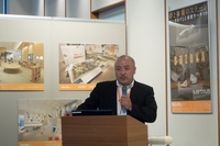 企画展の展示内容を解説する、瀧川和也学芸員。