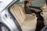 後席はパワーリクライニングシートが標準で装備される。テスト車にはオプションのリアオートエアコン（6万3000円）が装着されていた。