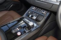 トランスミッションは8段AT。センターコンソールやドアに貼られたカーボンパネルが室内をスポーティーに演出する。