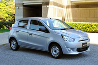 ベースグレードの「E」。空力パーツ、アイドリングストップ機構、減速エネルギー回生システムなどが省かれ、JC08モード燃費は23.2km/リッターにとどまる。車両価格は99万8000円。