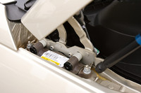 衝突時にはボンネット後部が、内蔵のスプリングで50mm浮き上がるという「アクティブボンネット」は標準装備。なお、作動したアクティブボンネットは手動でリセットが可能だ。