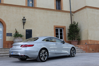 伸びやかで優雅なボディーのCd値は0.27（「S500 4MATICクーペ」の18インチ標準ホイール装着車の場合）。