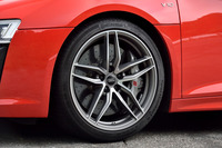 タイヤサイズは前が245/35ZR19で、後ろが295/35ZR19。「R8 V10プラス」と同じ20インチもオプション選択が可能。