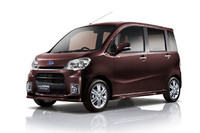 こちらは「ルクラカスタム」。専用の外装パーツや黒系の配色でまとめられたインテリアが特徴。