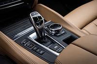 ドライビング・パフォーマンス・コントロールの切り替えは、他のモデルと同様にシフトセレクターの脇にあるスイッチで行う。