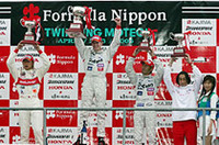 表彰台には、頂点にライアン、2位井出、3位ベテラン服部尚貴という面々がのぼった。