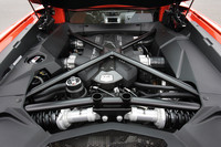 新開発（！）の6.5リッターV12自然級気エンジン。8250rpmで700psを発生する高回転型パワーユニットは、7段ISRトランスミッションと組み合わされる。