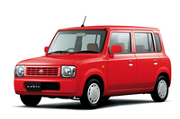 2002年に登場した初代「スズキ・アルトラパン」。女性向けのイメージが強いアルトラパンだが、初代にはターボエンジンのスポーツグレード「SS」も存在した。