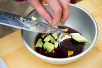 調理に使う包丁やボウルなどは、アルコールで除菌、消毒。アウトドアでは真水は貴重なので、そうして洗浄のための水を節約するのだ。