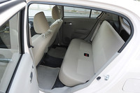 室内空間は、大人4人がしっかり座れるスペースを確保したとされる。前後の乗員間距離は、ミドル級セダン並みの930mm。