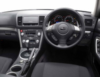 ツーリングワゴン3.0Rのインパネ。全AT車にパドルシフトが備わった。（写真＝富士重工業）