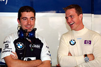 第9戦アメリカGPでの大クラッシュで大怪我を負い以後欠場していたラルフ・シューマッハー（右）が、ここ中国でカムバックを果たした。予選ではチームメイトのファン・パブロ・モントーヤ（11位）を上回る5番グリッドを獲得。決勝ではポイント圏内を走っていたが、デイヴィッド・クルタードと接触し、37周でリタイアした。クルタードはラルフを抜きにかかったが、「彼が楽観的過ぎて」（ラルフ）両車はヒット。ピットに駆け込んだウィリアムズのマシンは、ラルフが降りた後にエンジニアが走行可能と判断したが、ラルフは時既に遅しと考え、コックピットに戻ることを拒否した。（写真＝BMW）