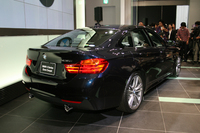 なだらかに下降するルーフラインが印象的。ルーフパネルは「4シリーズ クーペ」より112mm長い。