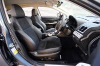 上級2リッターモデルのスポーティーグレード「2.0GT-S EyeSight」のインテリア。
    