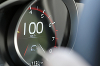 インテリセーフ10の機能の一つである「LKA」が作動している様子。ステアリングを自動修正し、車線の逸脱を防いでいる。