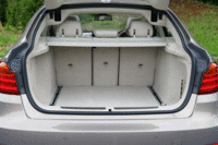 荷室はワゴンの「3シリーズツーリング」より広く、後席を起こした状態で520リッター、畳んだ状態で1600リッターを確保。（写真をクリックすると、シートが倒れる様子が見られます）