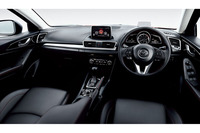 ステアリングやパーキングブレーキレバーは本革巻きとなる。