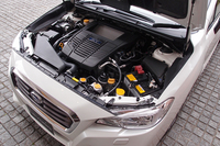 エンジンは、ターボ付きの水平対向4気筒。キャラクターの異なる、1.6リッター（写真）と2リッターの2本立てとなる。
    