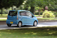 ボディカラー「ファインブルー・マイカメタリック」（写真）は、「ムーヴ」にはない「ステラカスタム」の独自色。