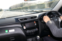高速道路を行く。滑らかな路面では、新パターンの採用によるノイズ低減の効果が実感できた。
    