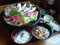 イノシシといえば、数年前に小淵沢に猟師料理を食べに行きました。ええ、一人でね。どの肉も美味だったが、どれが熊で、鹿で、イノシシだったのか、私の味覚では判別がつかなかった。