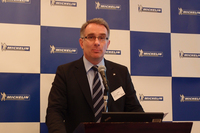 会の冒頭であいさつを述べる、日本ミシュランタイヤのドミニク・ペルティエ常務執行役員。「ミシュランは、リトレッドタイヤ業界でナンバーワン。よりいっそうの再生タイヤ普及と、さらなる環境負荷の低減を目指しています」。
    