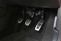 ABCペダルには、標準でブラッシュステンレススチールの“キャップ”が付く。