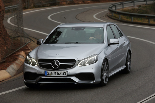 【スペック】E63 AMG S 4MATIC：全長×全幅×全高＝4892×1873×1466mm／ホイールベース＝2874mm／車重＝1940kg／駆動方式＝4WD／5.5リッターV8DOHC32バルブターボ（585ps/5500rpm、81.6kgm/1750-5000rpm）／燃費＝9.7km/リッター（NEDC＜新欧州ドライビングサイクル＞）（欧州仕様）