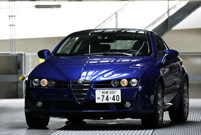【スペック】全長×全幅×全高＝4415×1830×1380mm／ホイールベース＝2530mm／車重＝1750kg／駆動方式＝4WD／3.2リッターV6DOHC24バルブ（260ps/6300rpm、32.8kgm/4500rpm）／価格＝584万円（テスト車＝647万8500円／パック ペッレ（チベットレザー仕上げインテリアトリム＋フロントパワーシート＋フロントシートヒーター）＝25万円／HDDナビ＝38万8500円）