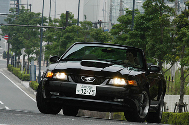 【スペック】全長×全幅×全高＝4655×1860×1385mm/ホイールベース＝2570mm/車重＝1570kg/駆動方式＝FF/4.6リッターV8SOHC16バルブ（264ps/5250rpm、41.8kgm/4000rpm）/車両本体価格＝472.0万円（テスト車＝同じ）