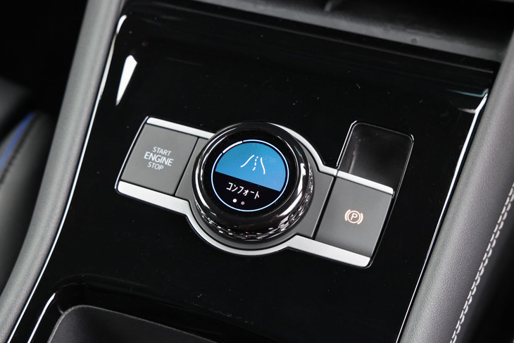 センターコンソールに置かれた「ドライビングエクスペリエンスコントロール」のスイッチ。オーディオの音量調整や、走行モードの選択、アンビエントライトやメーター表示の操作などが行える。